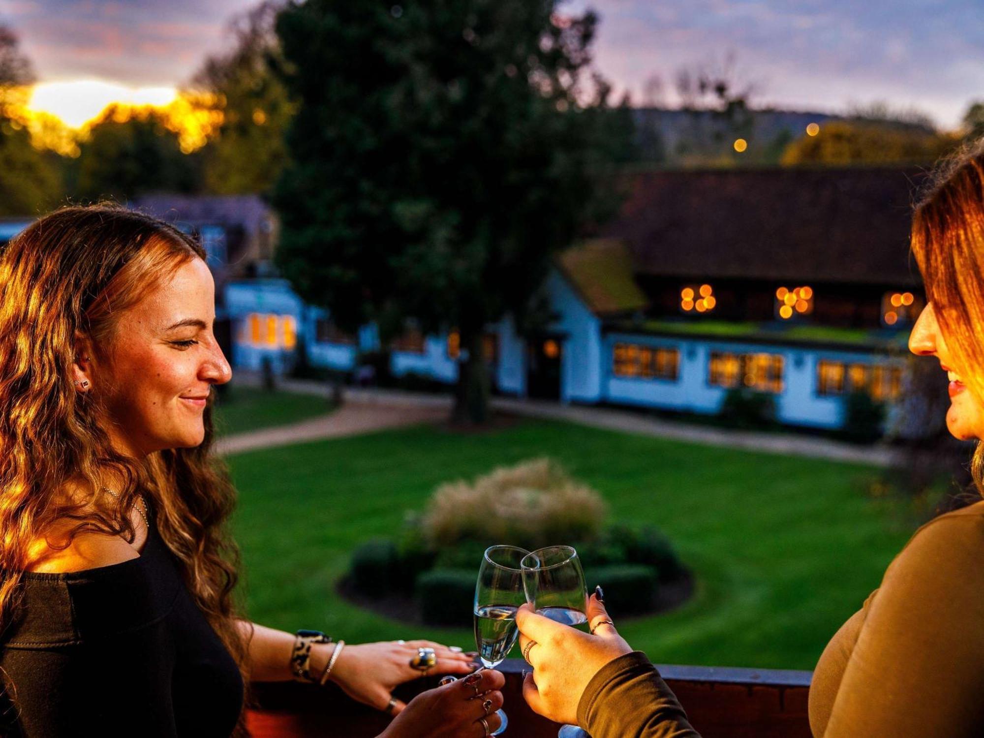 Sunday Box Hill Burford Bridge Hotel Dorking Buitenkant foto