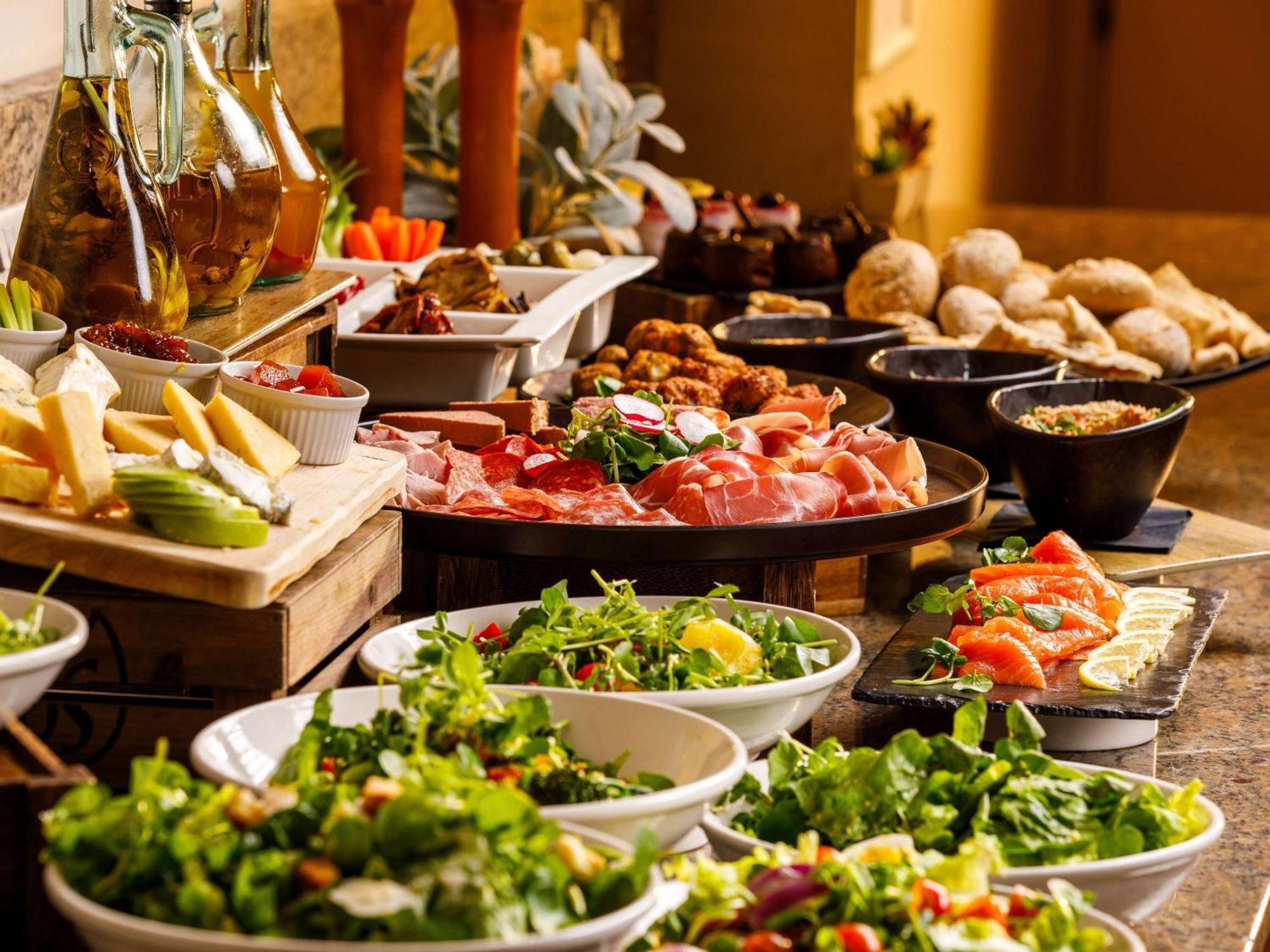 Sunday Box Hill Burford Bridge Hotel Dorking Buitenkant foto