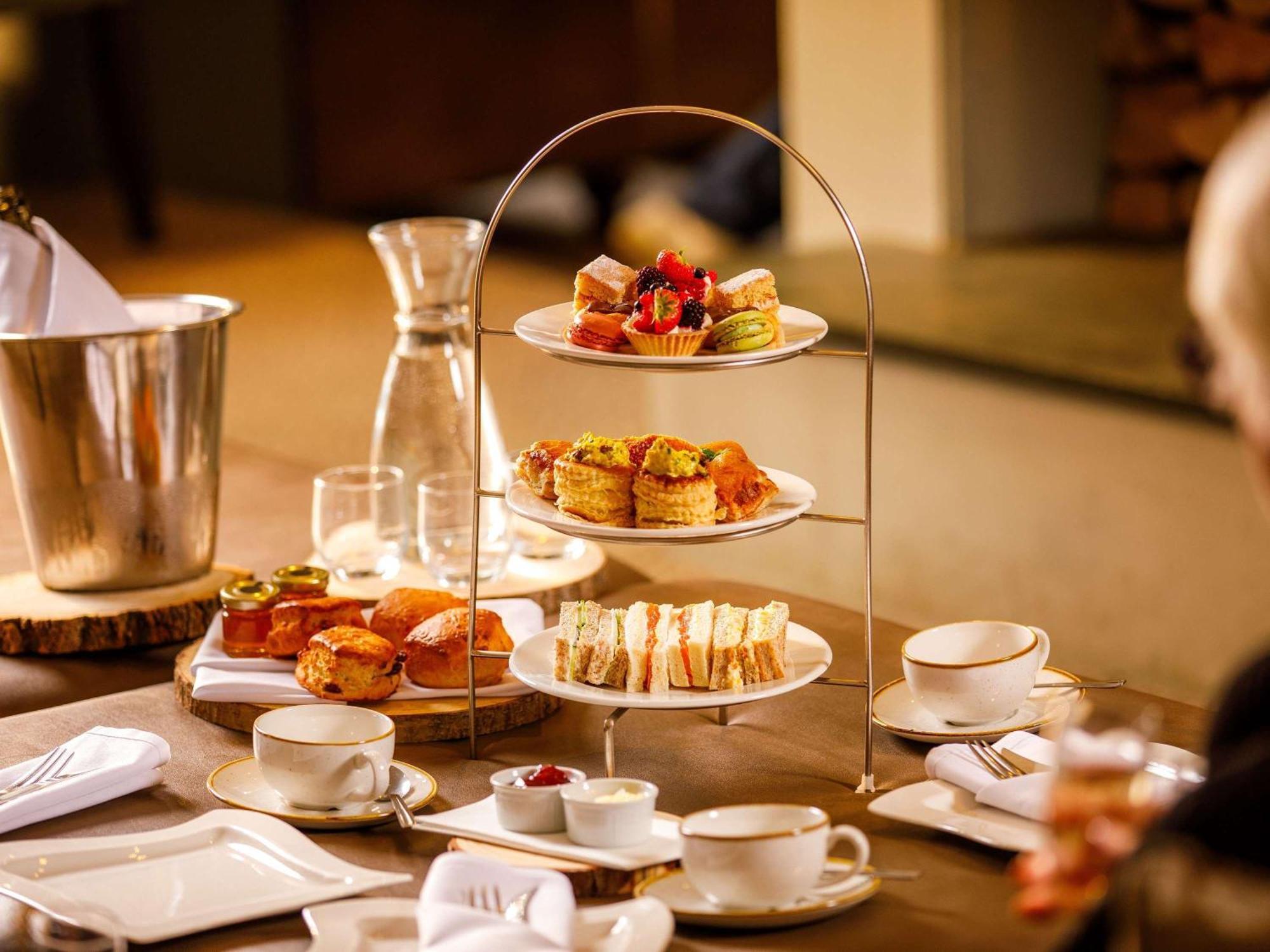 Sunday Box Hill Burford Bridge Hotel Dorking Buitenkant foto